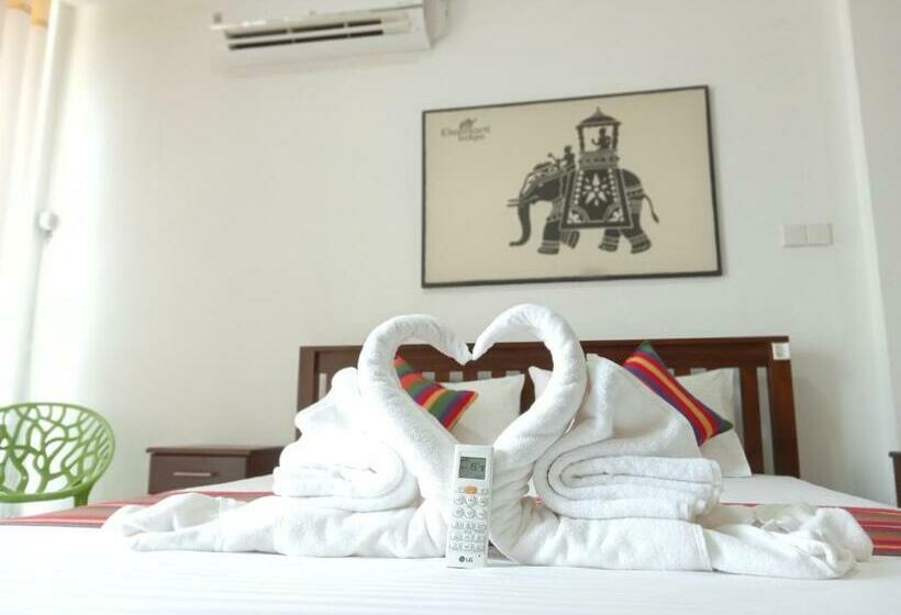 Отель Keyali Holiday Inn