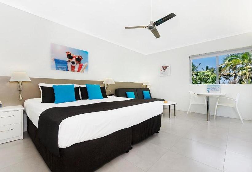 ホテル By The Sea Port Douglas Apartments