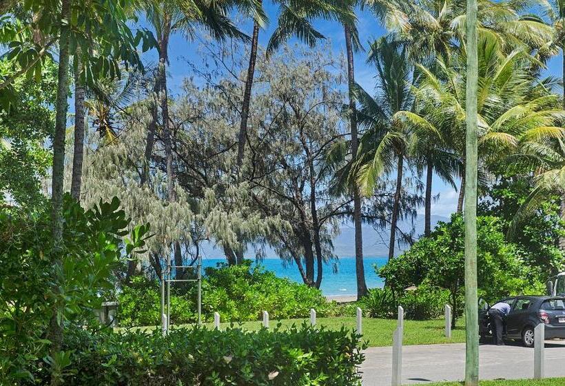 Hotel By The Sea Port Douglas Apartments