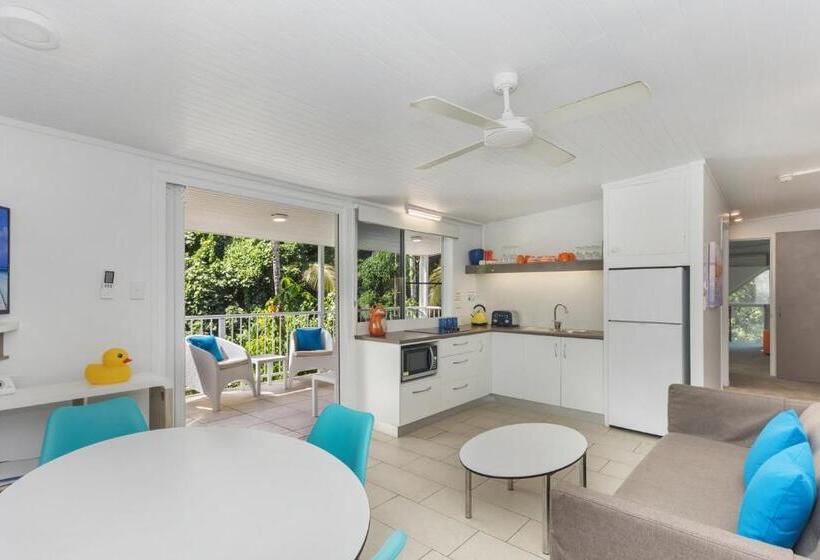 ホテル By The Sea Port Douglas Apartments