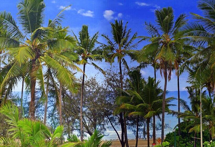 Hotel By The Sea Port Douglas Apartments