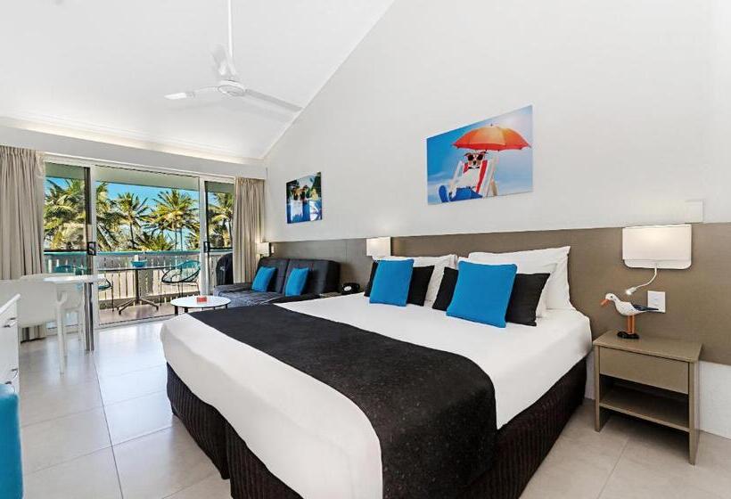 ホテル By The Sea Port Douglas Apartments