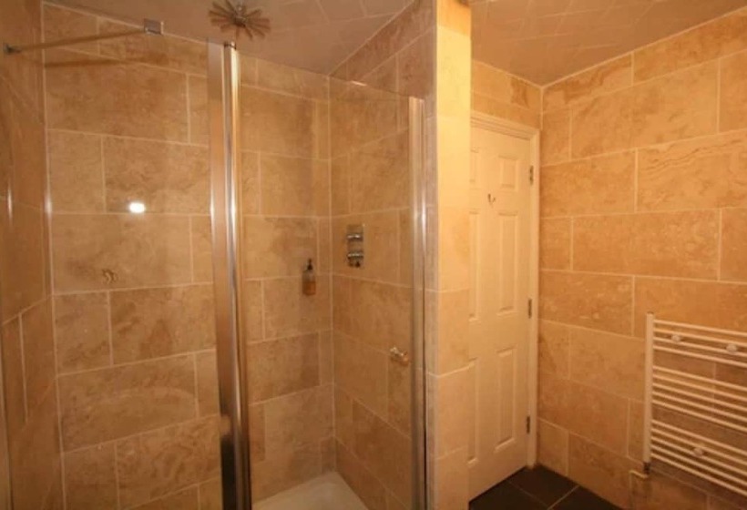 هتل Central Studios Gloucester Road By Roomsbooked   Free Parking