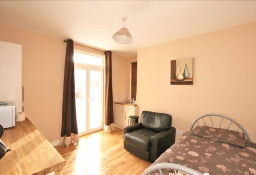 هتل Central Studios Gloucester Road By Roomsbooked Free Parking