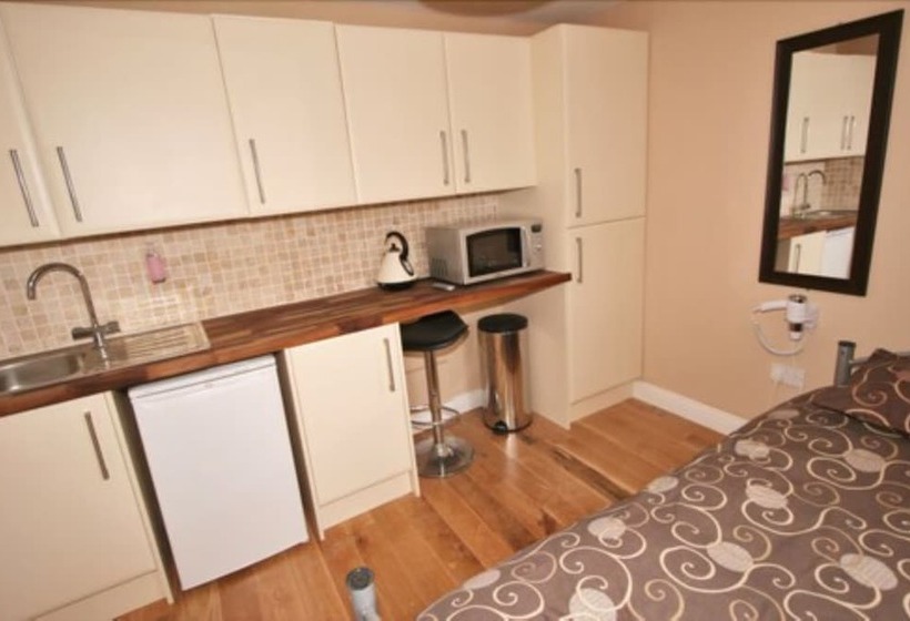 هتل Central Studios Gloucester Road By Roomsbooked   Free Parking