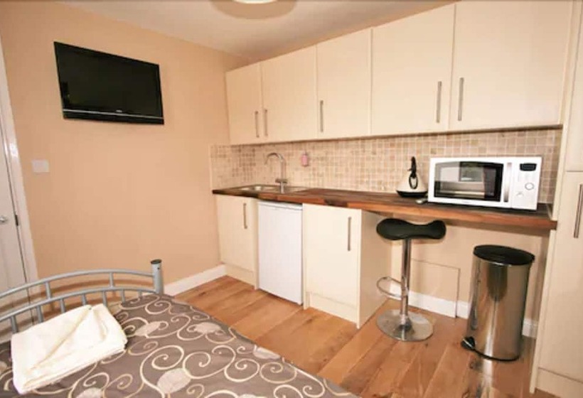 هتل Central Studios Gloucester Road By Roomsbooked   Free Parking