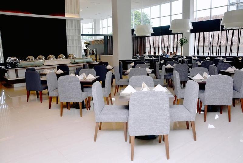 هتل Howard Johnson By Wyndham Pekalongan