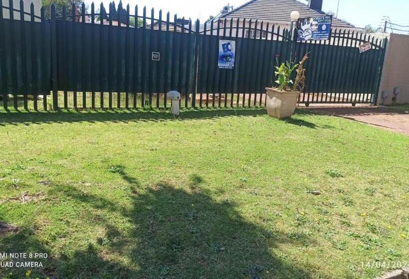 Pension Jollys Park Guesthouse