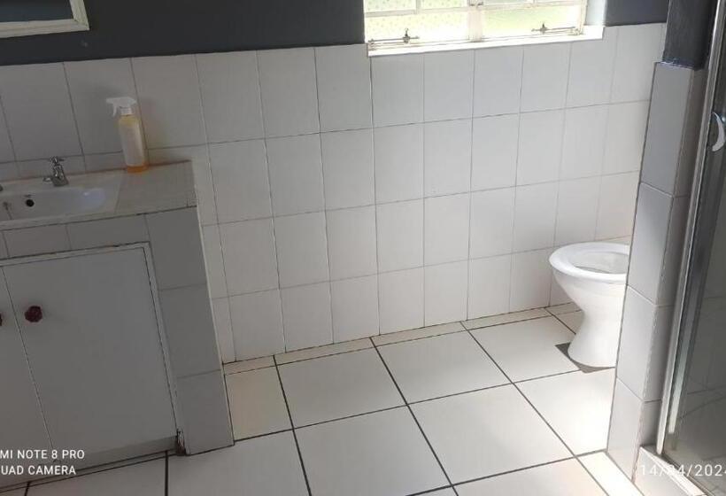پانسیون Jollys Park Guesthouse
