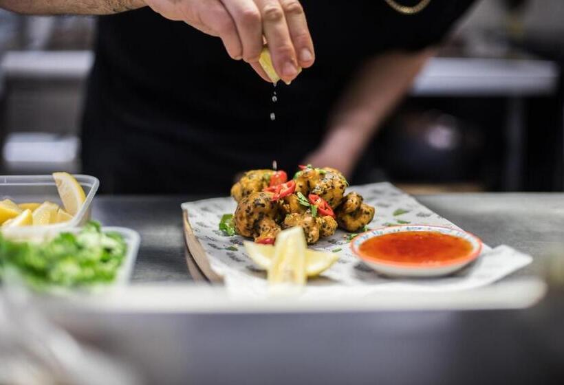 هاستل The Crown