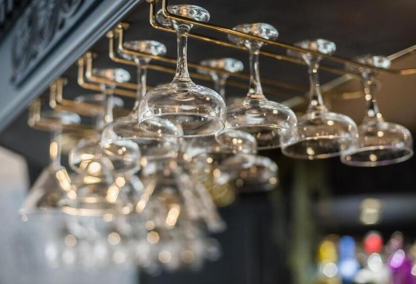 هاستل The Crown