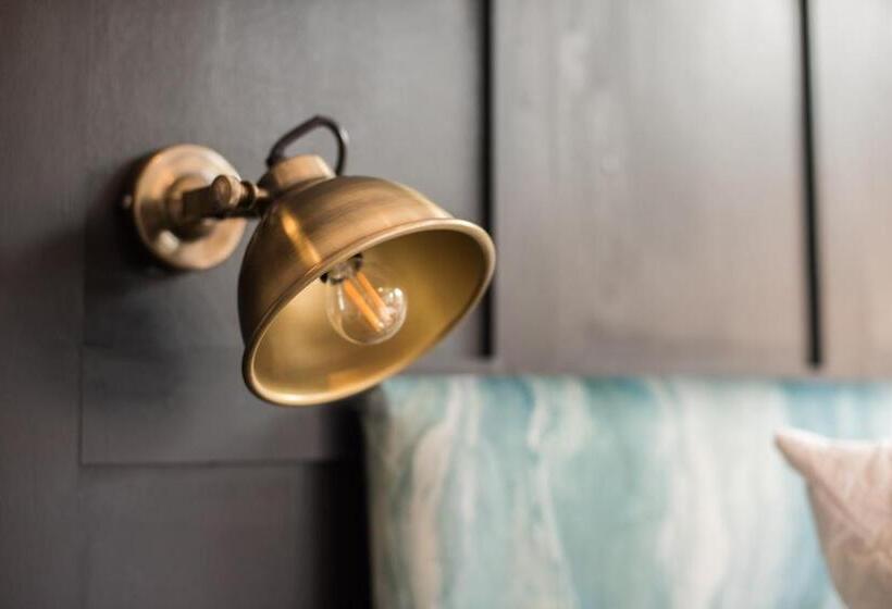 هاستل The Crown