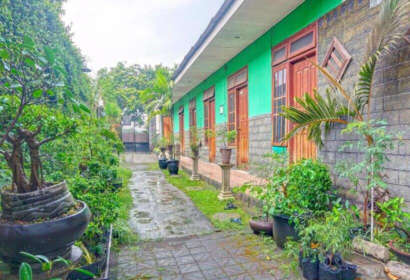 ホテル Spot On 91697 Nyaman Homestay Syariah