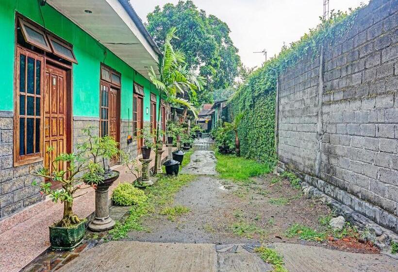 ホテル Spot On 91697 Nyaman Homestay Syariah