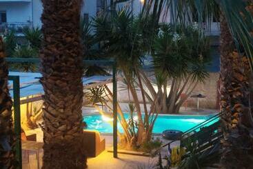 تختخواب و صبحانه Joli Jardin