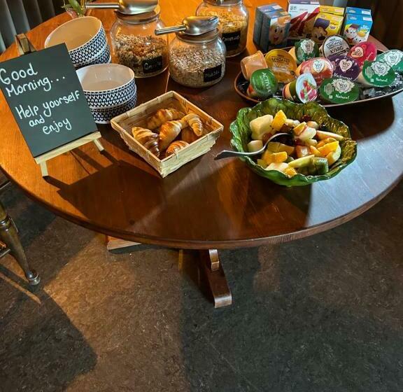 مبيت وإفطار The Red Lion Charing Heath