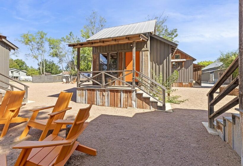 בית מלון כפרי Camp Comfort