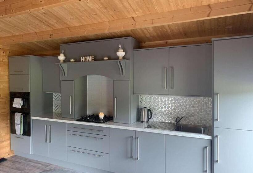 بنسيون Cheerful Cozy Cabin In Countryside