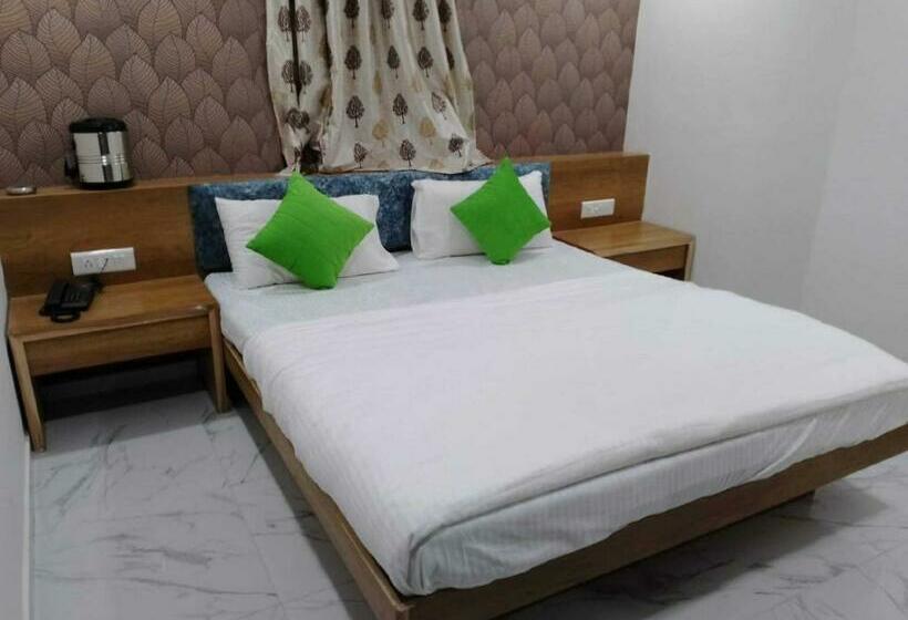 Отель Spot On 92880  Radhika Guest House