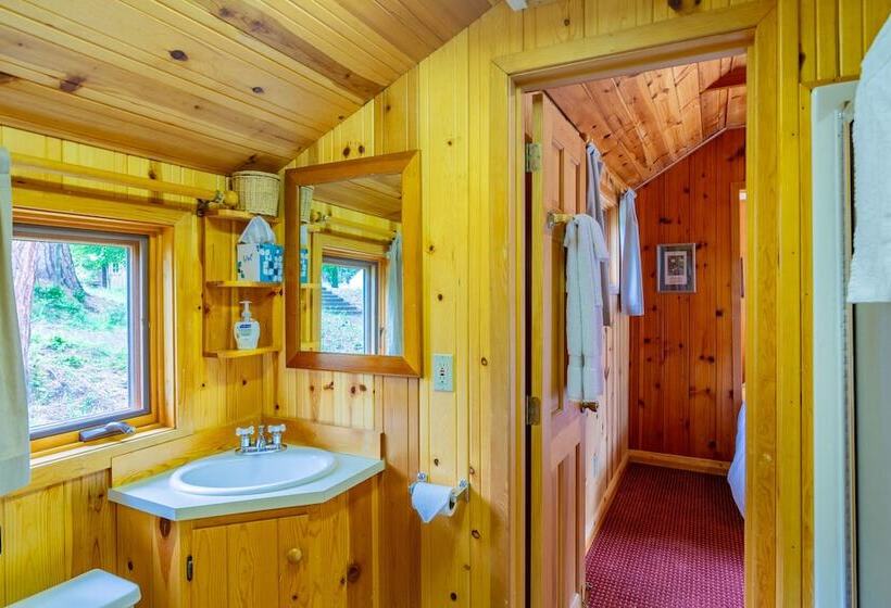 منتجع Lake Creek Lodge