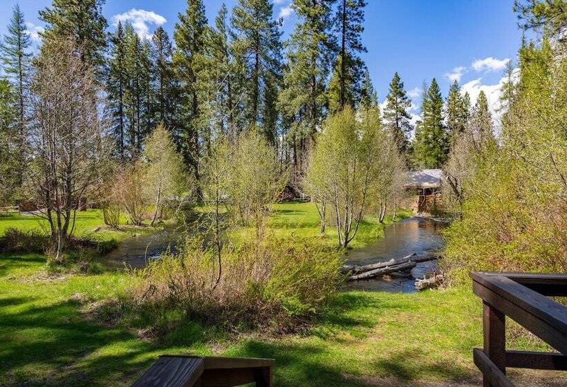 منتجع Lake Creek Lodge