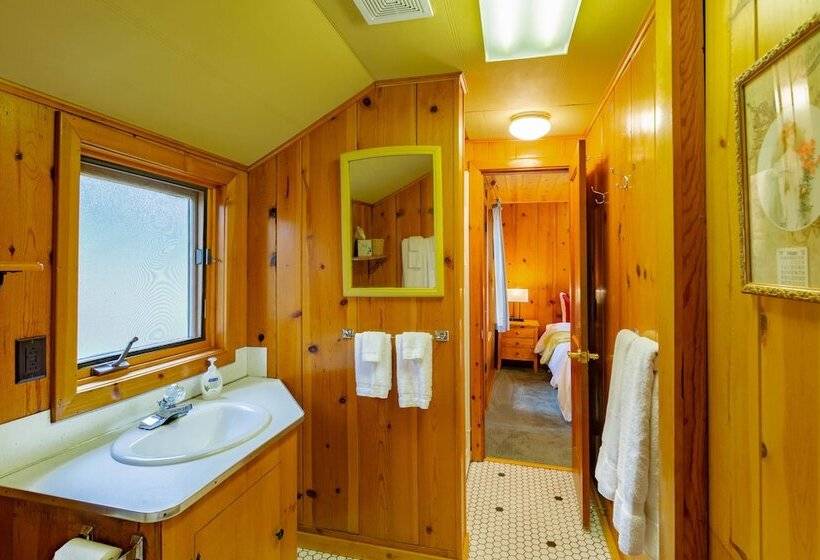 منتجع Lake Creek Lodge