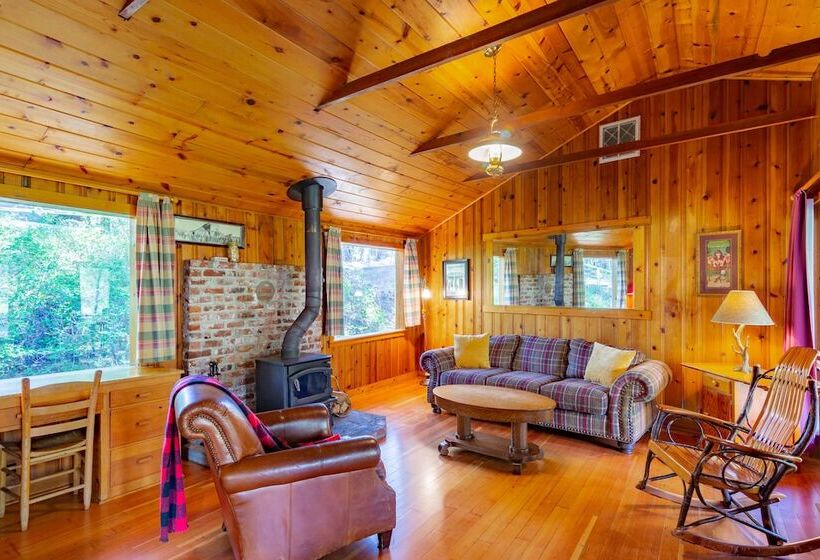 منتجع Lake Creek Lodge