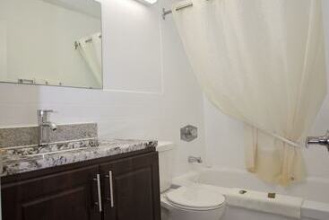 هتل Canadas Best Value Inn & Suites Woodstock