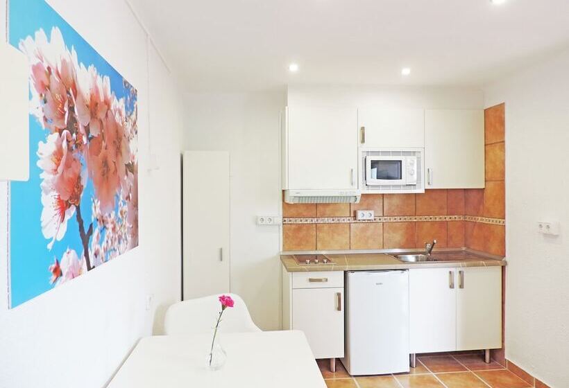 هتل Marblau Hostal