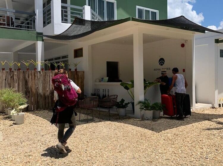 استراحتگاه Royal Suites   Port Barton