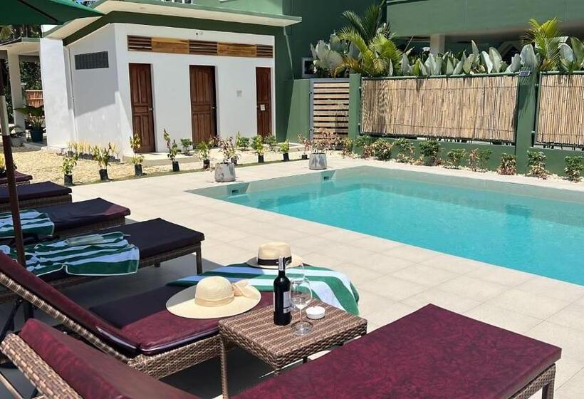 استراحتگاه Royal Suites   Port Barton