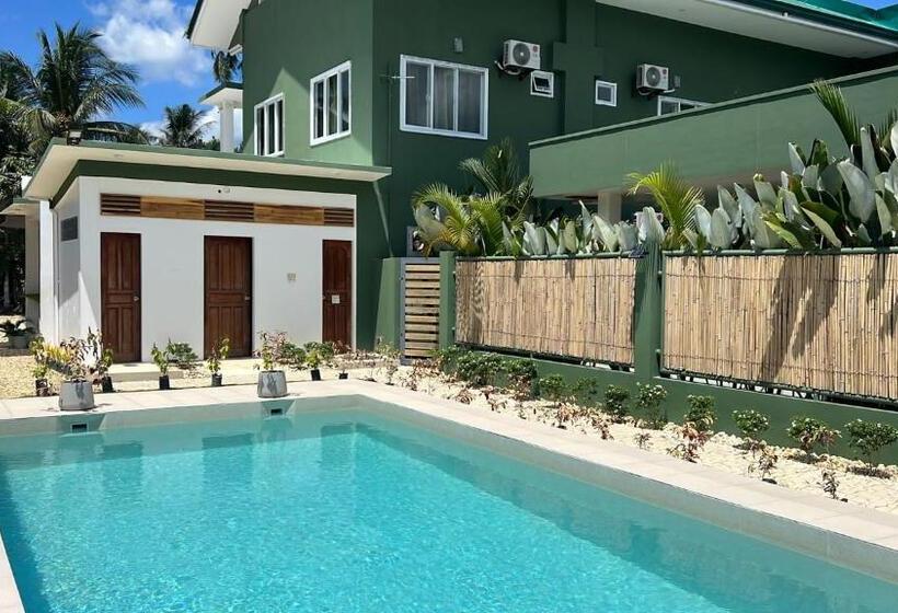 استراحتگاه Royal Suites   Port Barton