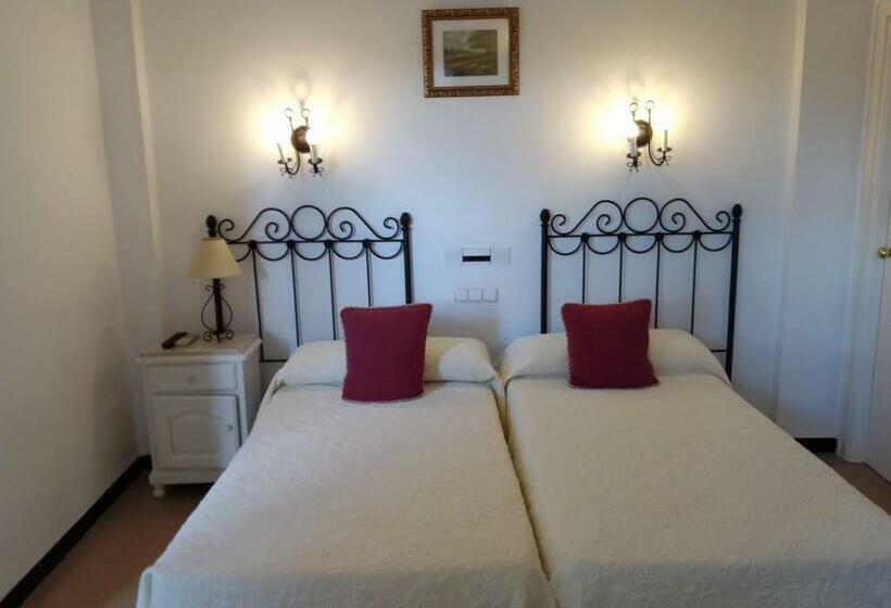 ペンション Hostal 2 Estrellas  Restaurante Las Tres Encinas En El Centro Del Pueblo