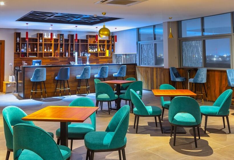 Alisa Hotel Tema