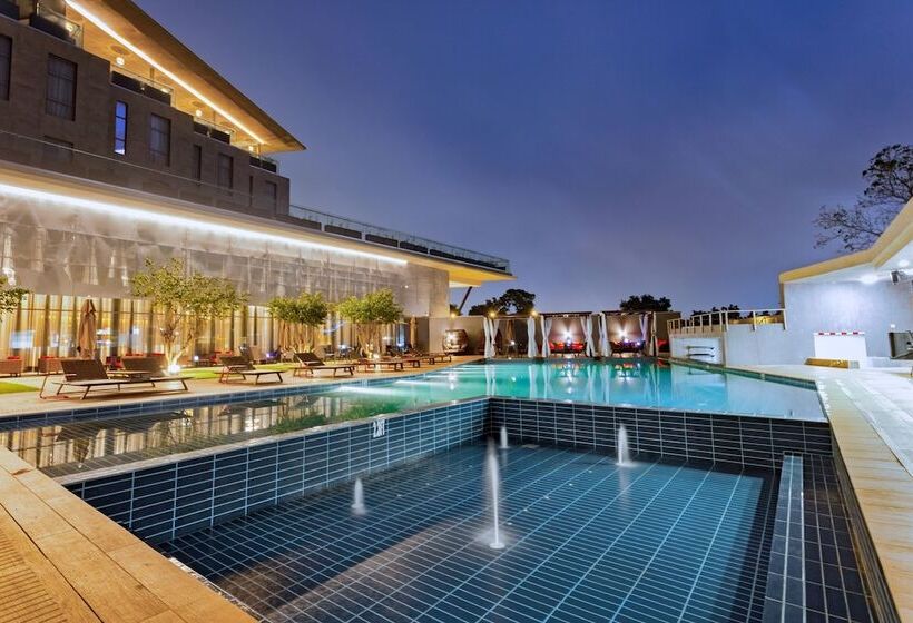 Alisa Hotel Tema