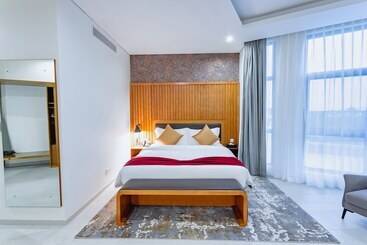 Alisa Hotel Tema