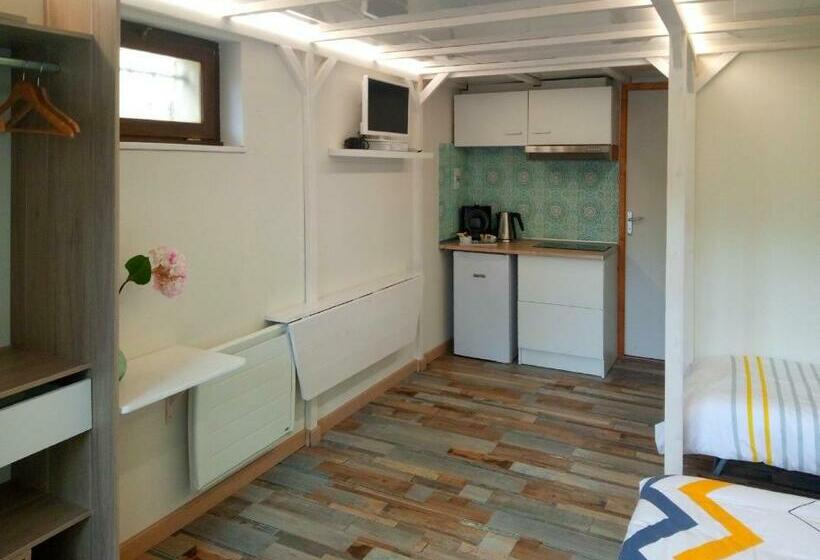 بنسيون Joli Studio Avec Terrasse, 2km A79, 6km Le Pal