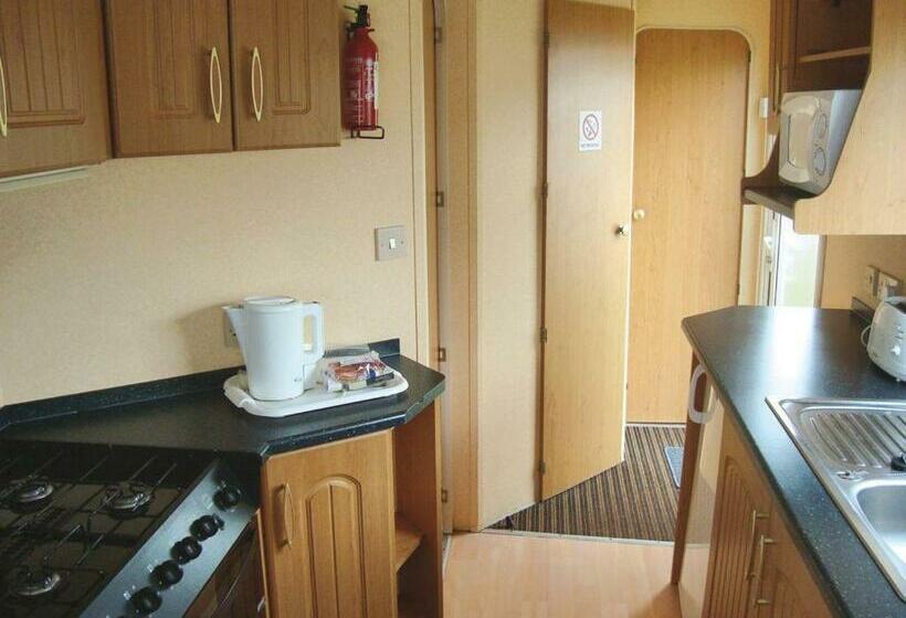 منتجع Golden Anchor Caravan Park