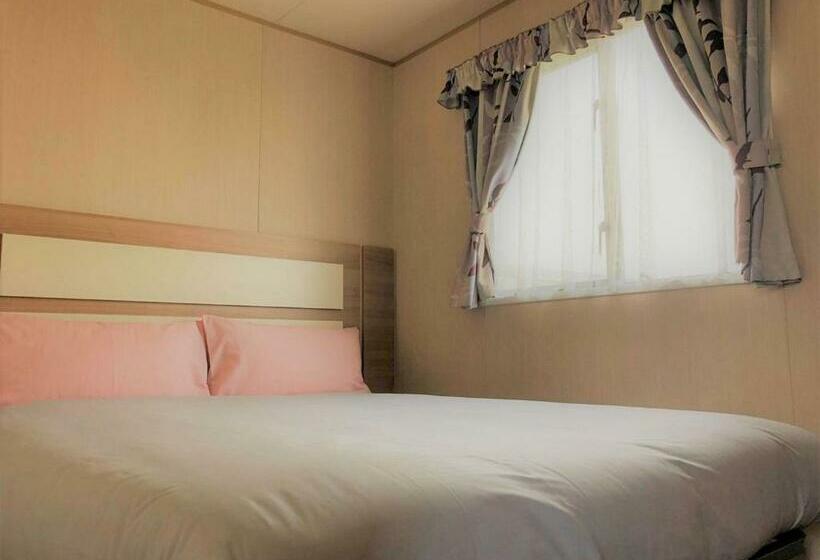 منتجع Golden Anchor Caravan Park