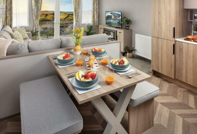 منتجع Golden Anchor Caravan Park