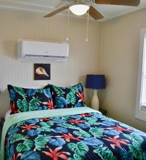 Общежитие Blue Dolphin Inn And Cottages