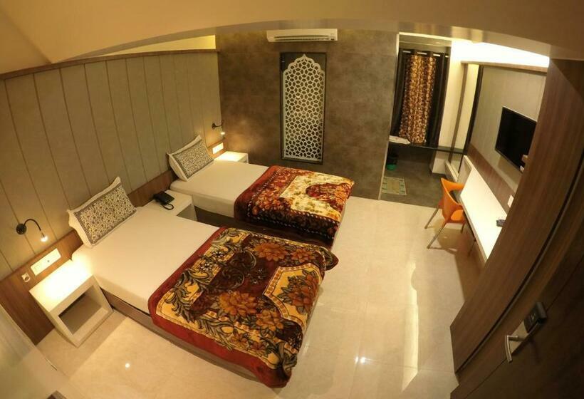 فندق Palash Inn