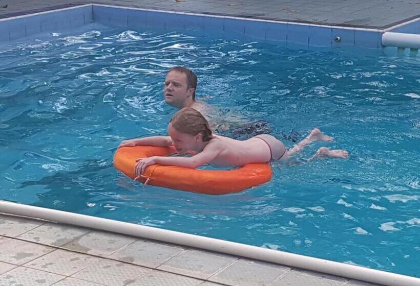 פנסיון Sendowan Baru Amurang