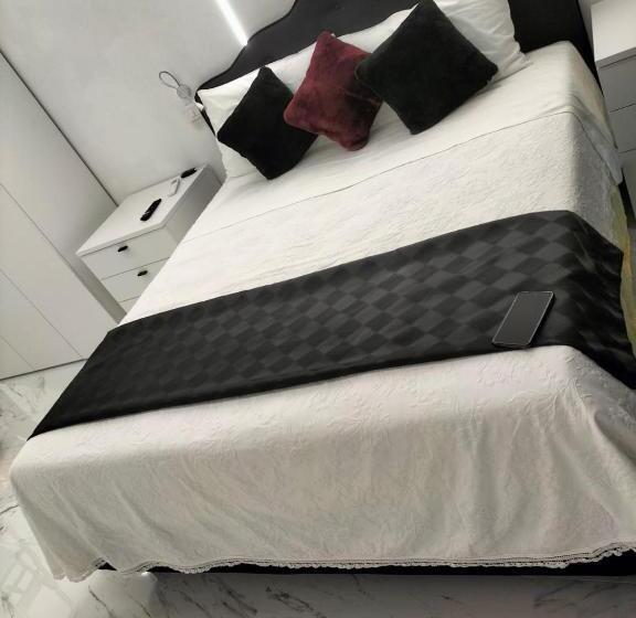 Bed and Breakfast Black & White