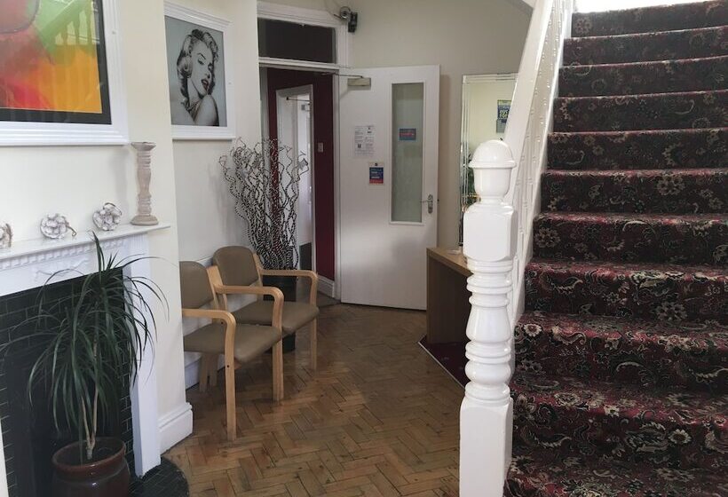 هتل Castle Lodge Guest House 86 88 Sheil Rd L6 3af