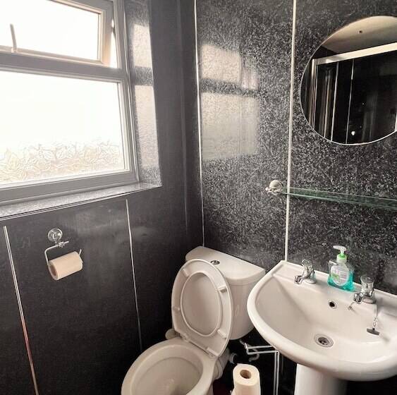 هتل Castle Lodge Guest House 86 88 Sheil Rd L6 3af