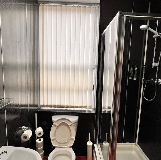 هتل Castle Lodge Guest House 86 88 Sheil Rd L6 3af