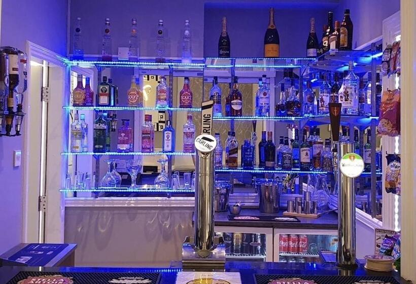 هتل Charnwood Regency Guest House