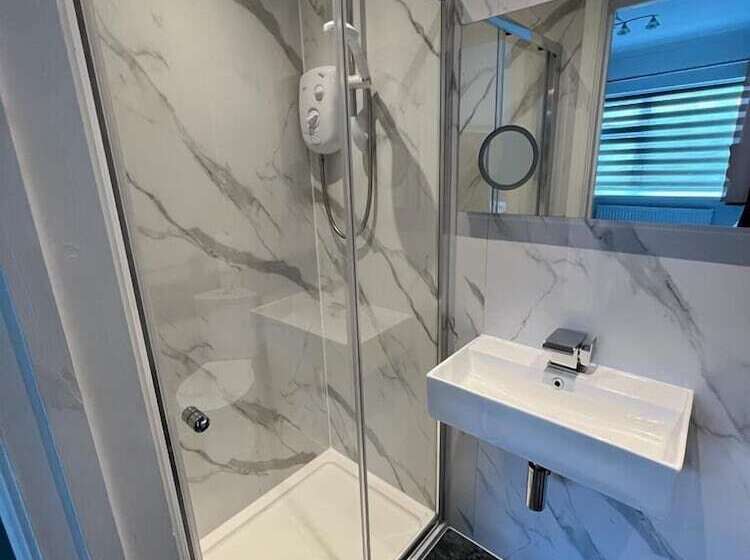 هتل Charnwood Regency Guest House