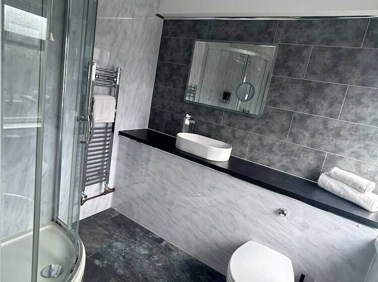 هتل Charnwood Regency Guest House